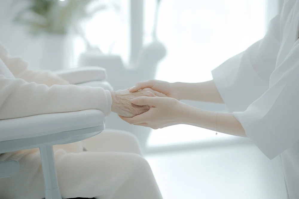 순천향대학교부천병원 주변 암요양병원|휠체어에 앉은 노인의 손을 잡고 위로하는 의료진